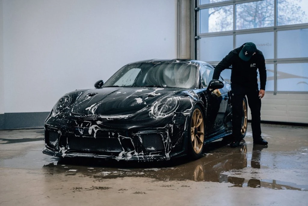 Porsche Aufbereitung Vorwäsche Schaum