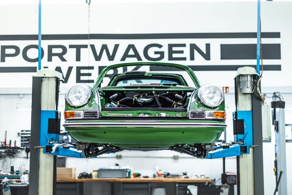 Porsche 911 Targa grün Rohkarrosse von vorne