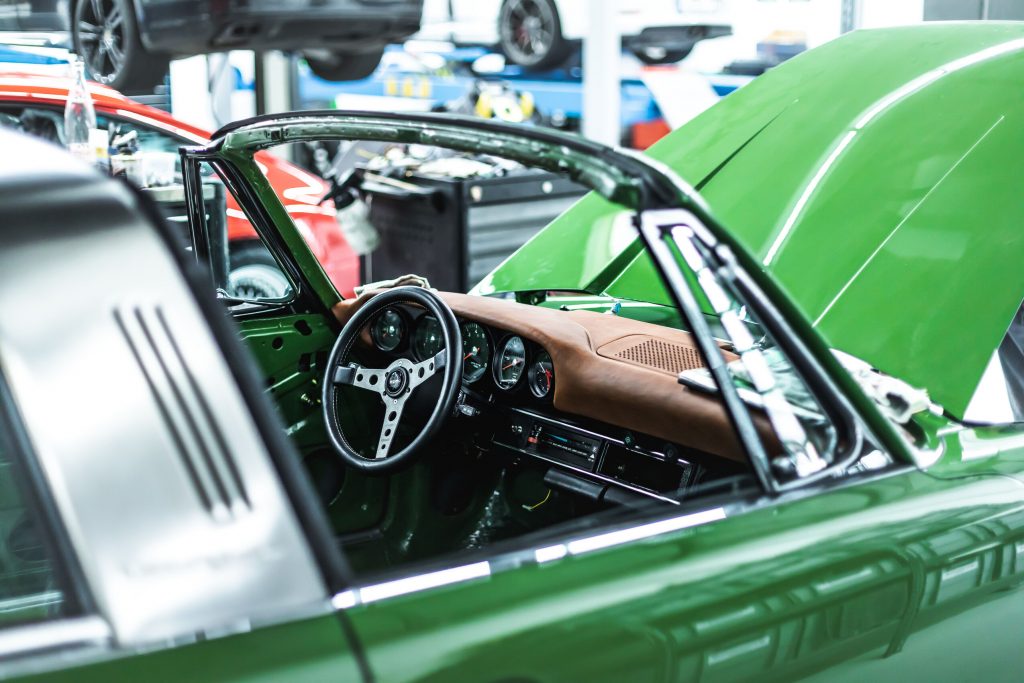 Porsche 911 Targa grün Grundaufbau in Werkstatt