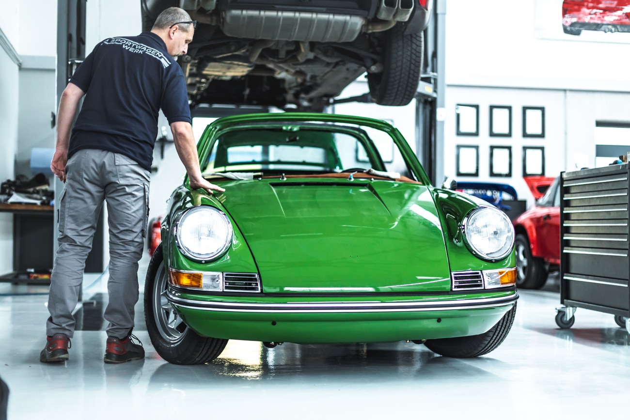 Porsche 911 Targa grün Grundaufbau Spezialist in Werkstatt