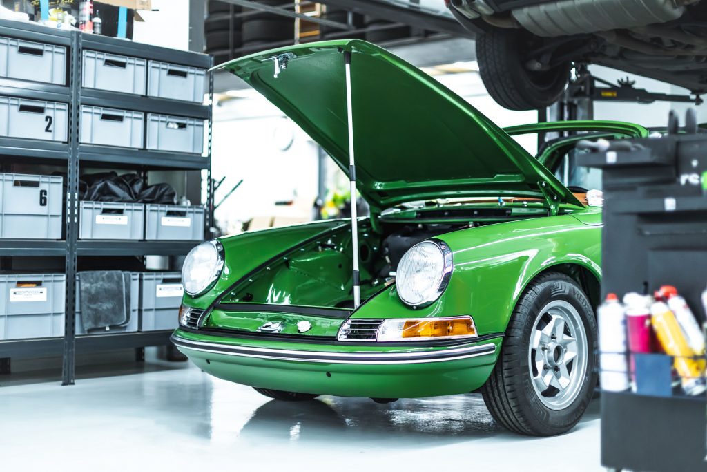 Porsche 911 Targa grün in Werkstatt