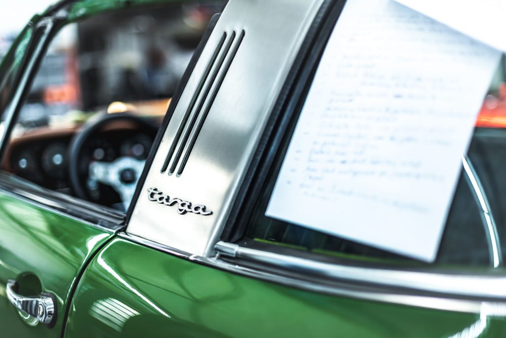 Porsche 911 Targa grün seitlich Nahaufnahme mit Targa Schriftzug