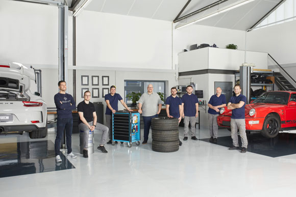 Teamfoto Porsche Spezialisten Sportwagen Werk GmbH
