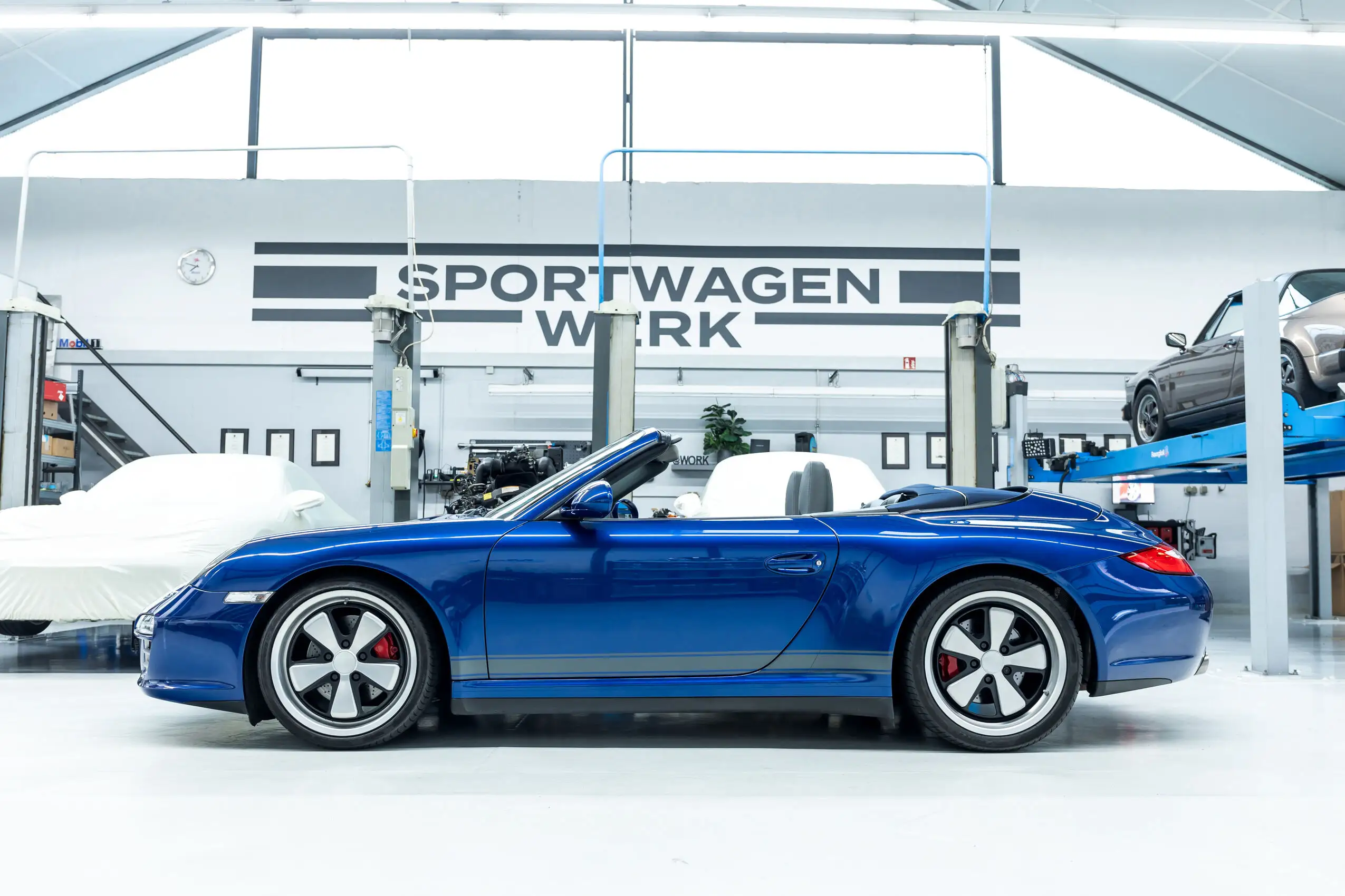 Porsche 911 4S Cabrio blau seitlich