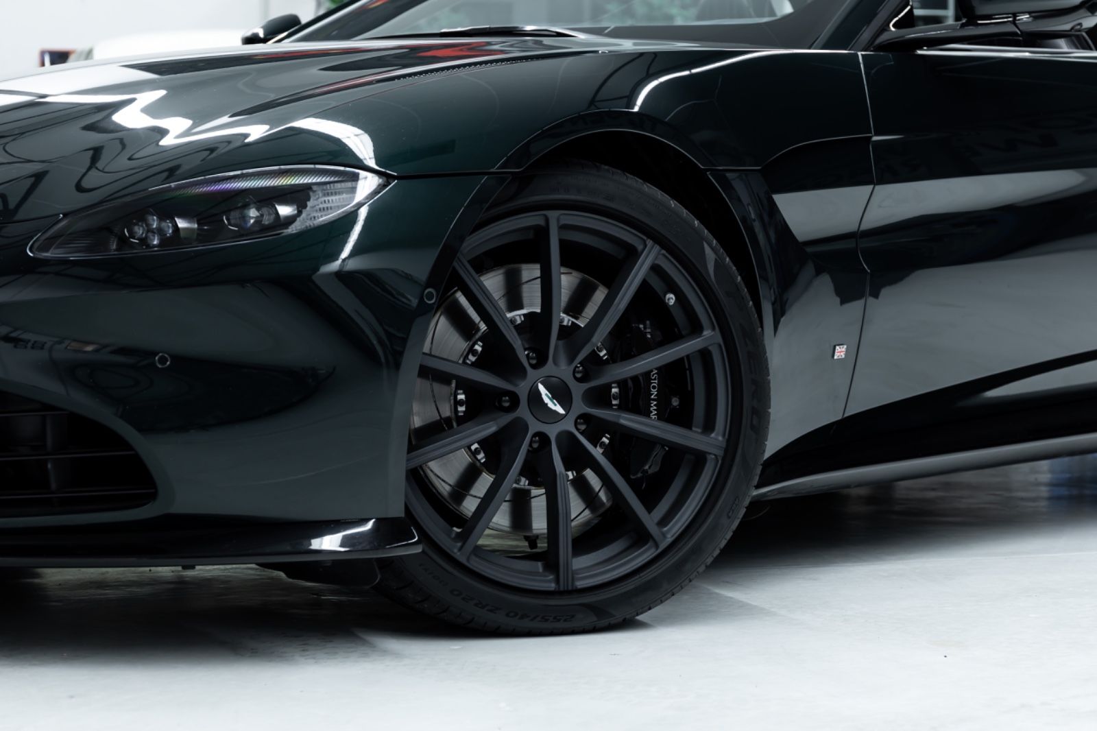 Fahrzeugabbildung Aston Martin V8 Vantage Roadster I B&0 I 360° I 1. Hd I BRD