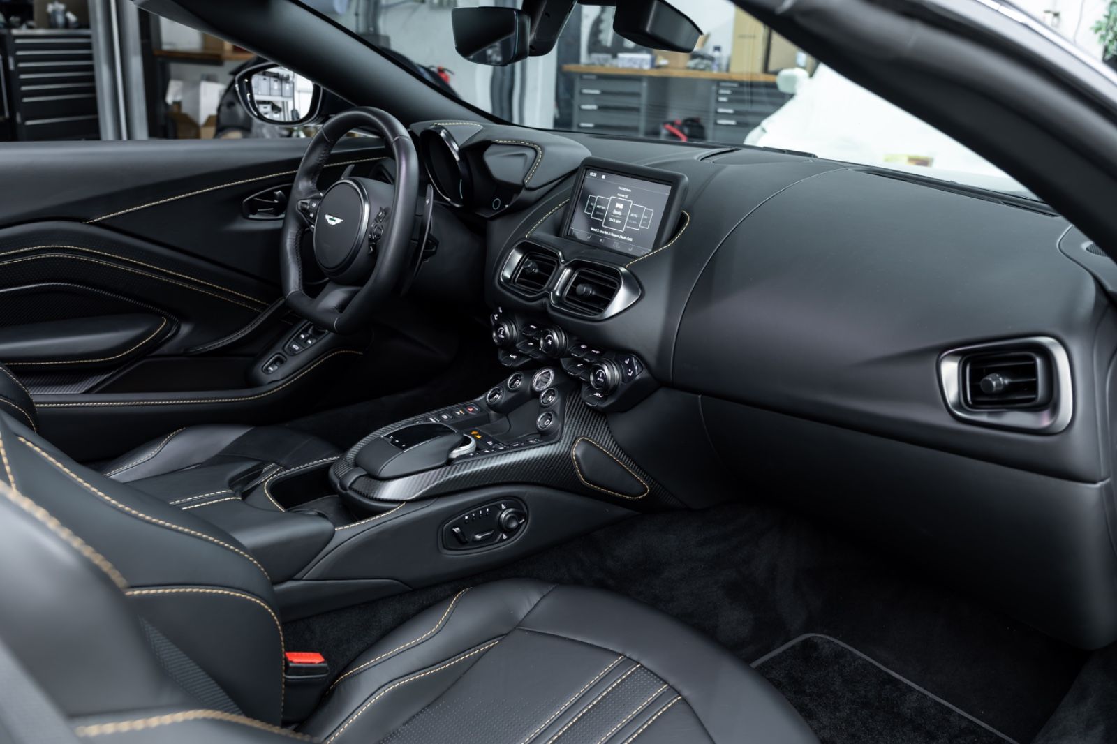 Fahrzeugabbildung Aston Martin V8 Vantage Roadster I B&0 I 360° I 1. Hd I BRD
