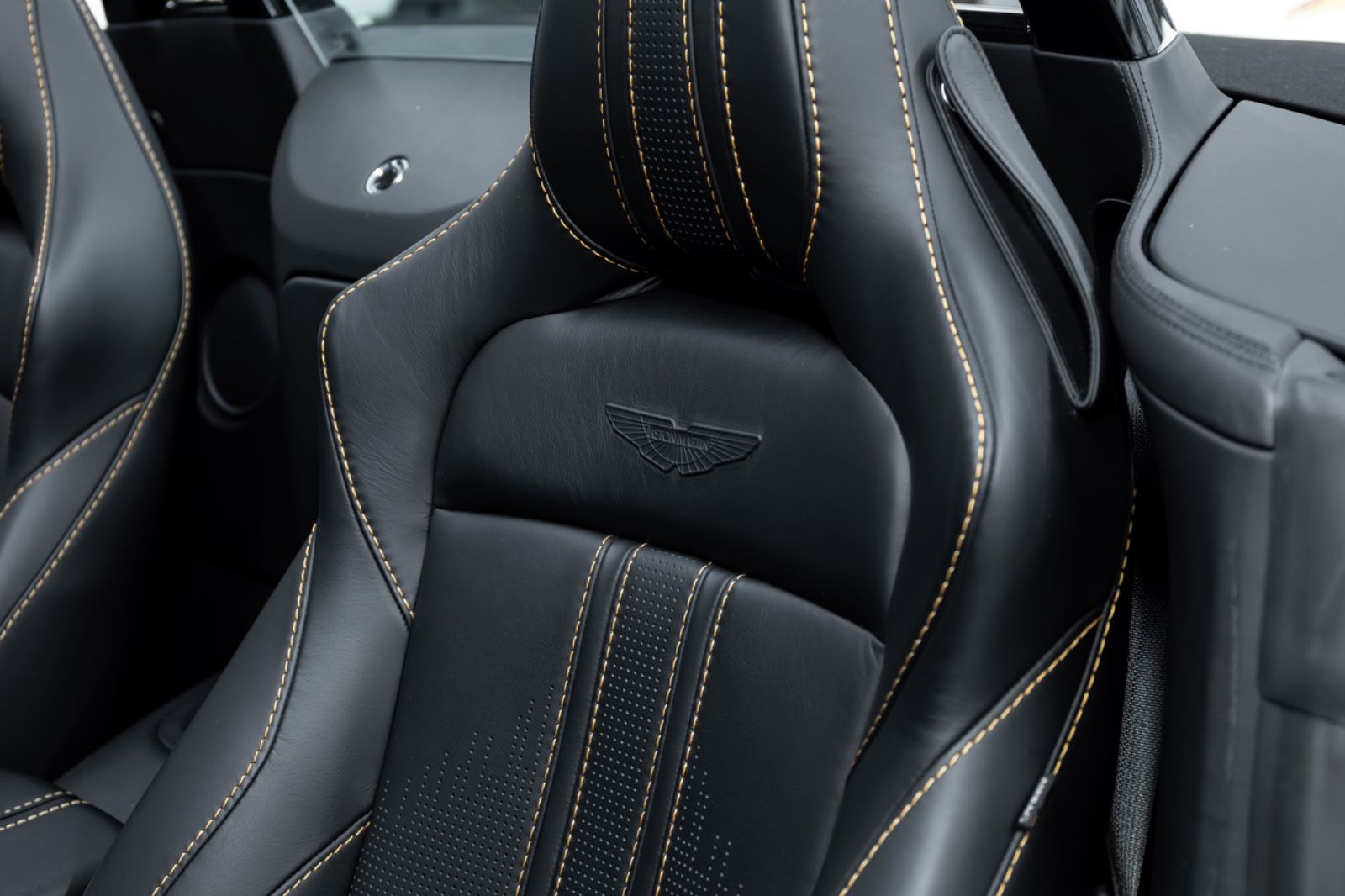 Fahrzeugabbildung Aston Martin V8 Vantage Roadster I B&0 I 360° I 1. Hd I BRD