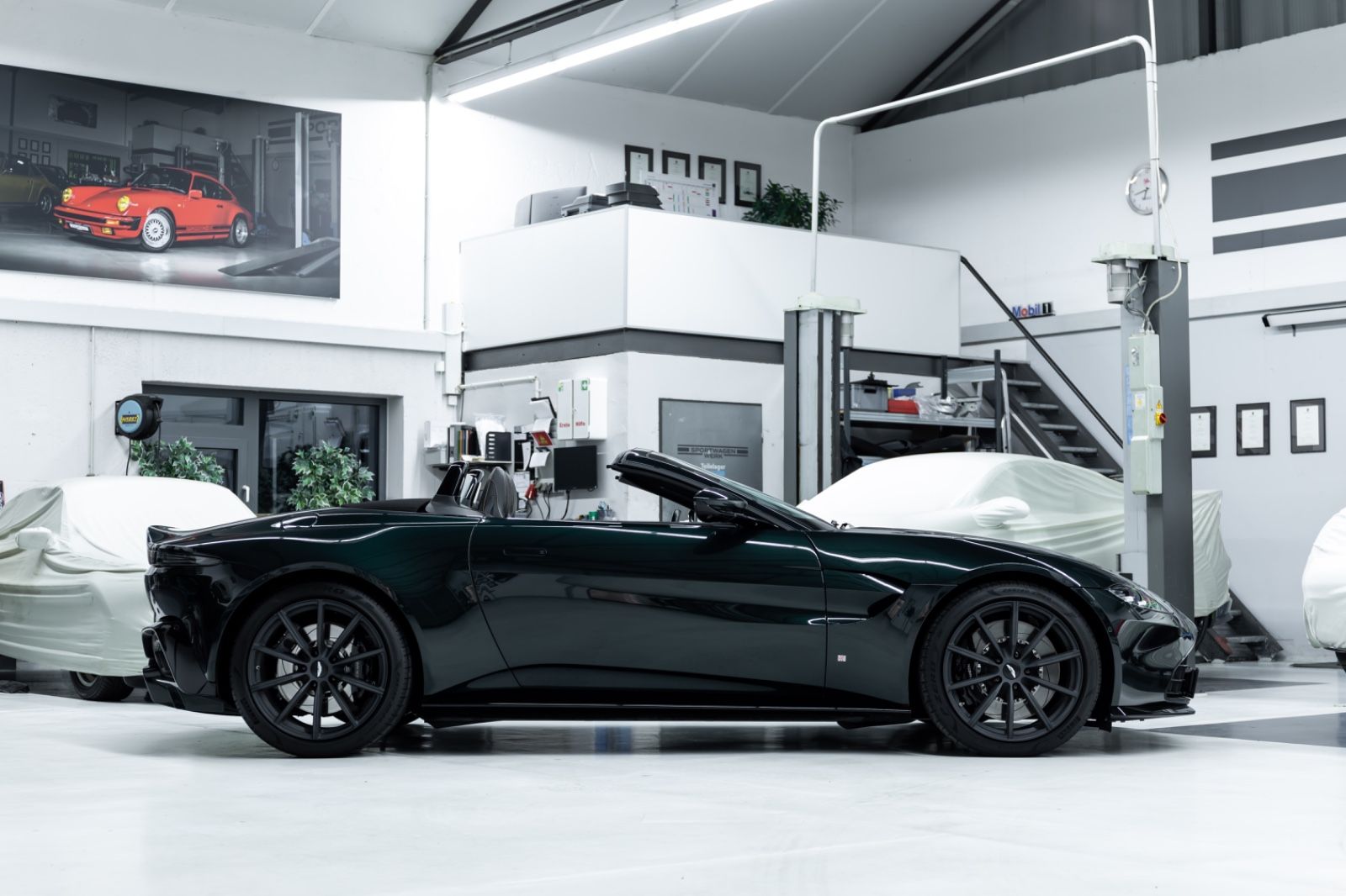 Fahrzeugabbildung Aston Martin V8 Vantage Roadster I B&0 I 360° I 1. Hd I BRD