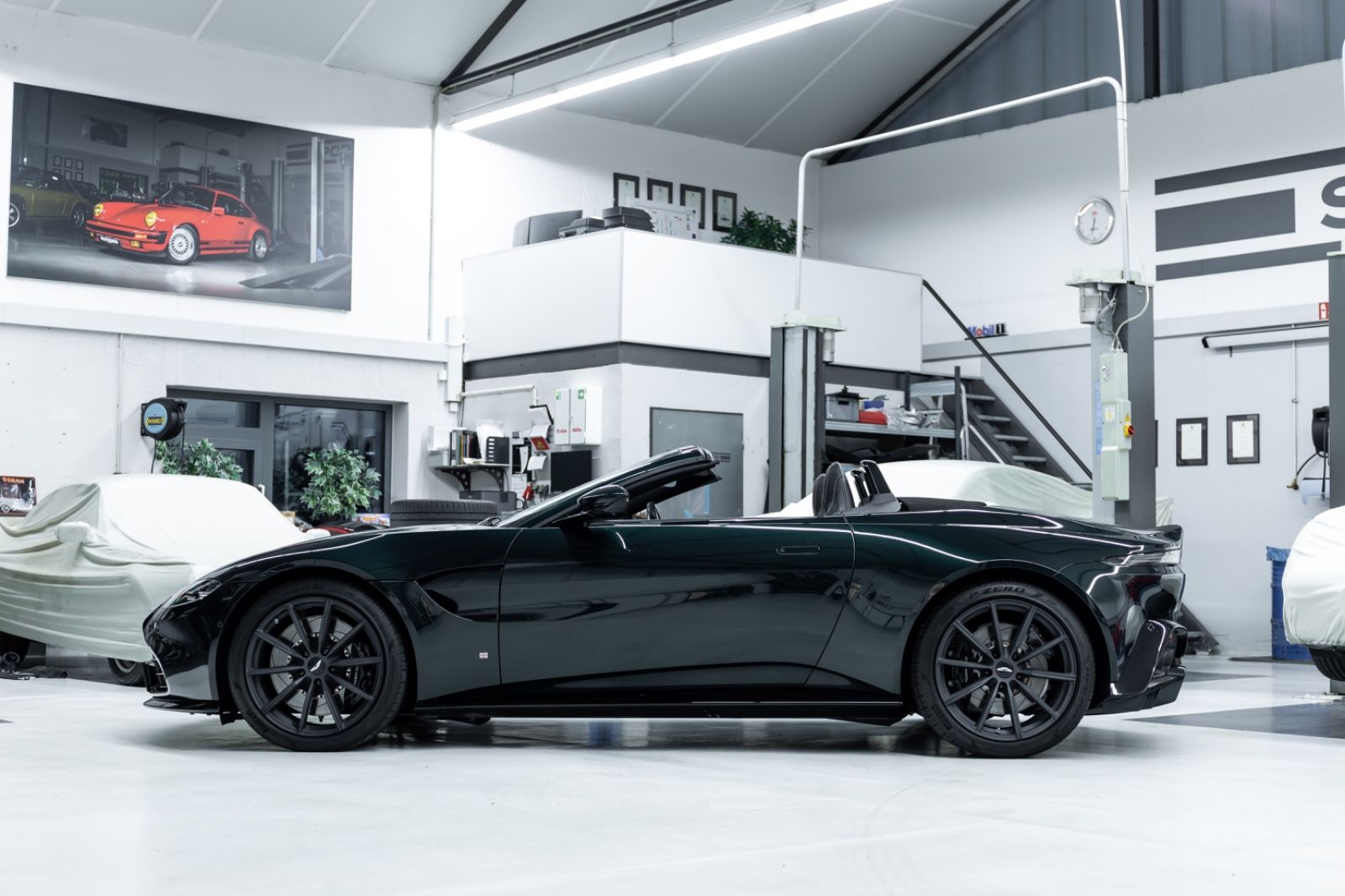 Fahrzeugabbildung Aston Martin V8 Vantage Roadster I B&0 I 360° I 1. Hd I BRD