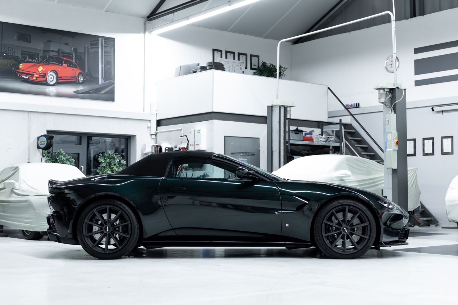 Fahrzeugabbildung Aston Martin V8 Vantage Roadster I B&0 I 360° I 1. Hd I BRD