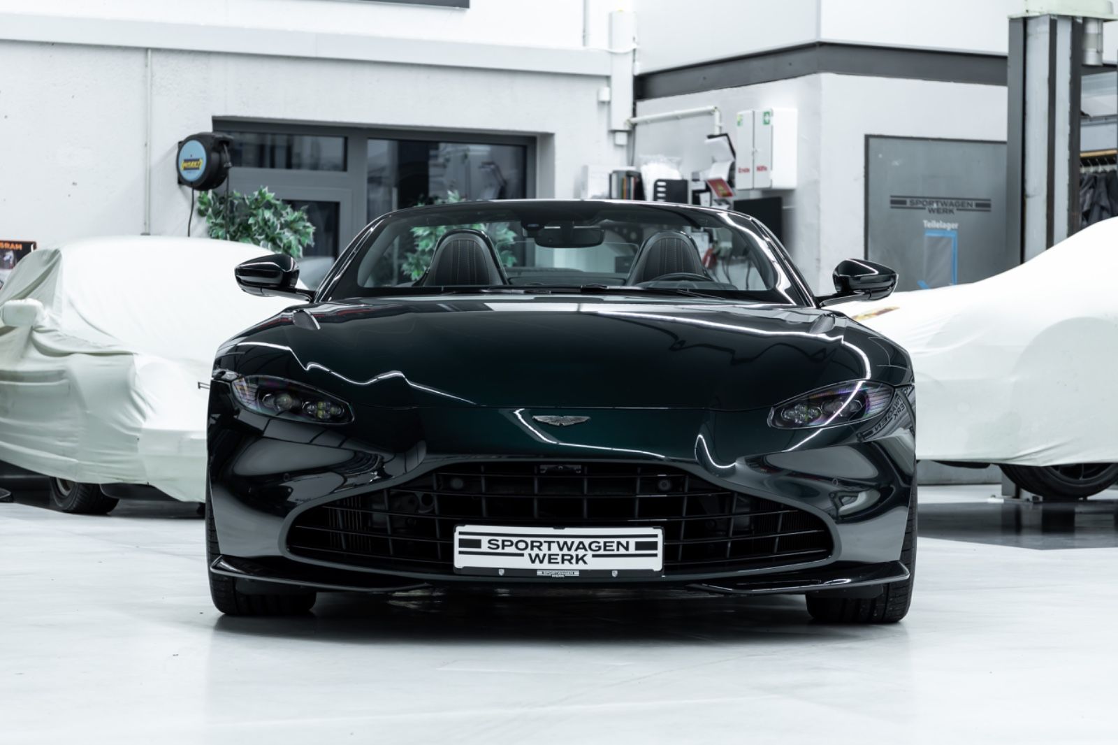 Fahrzeugabbildung Aston Martin V8 Vantage Roadster I B&0 I 360° I 1. Hd I BRD