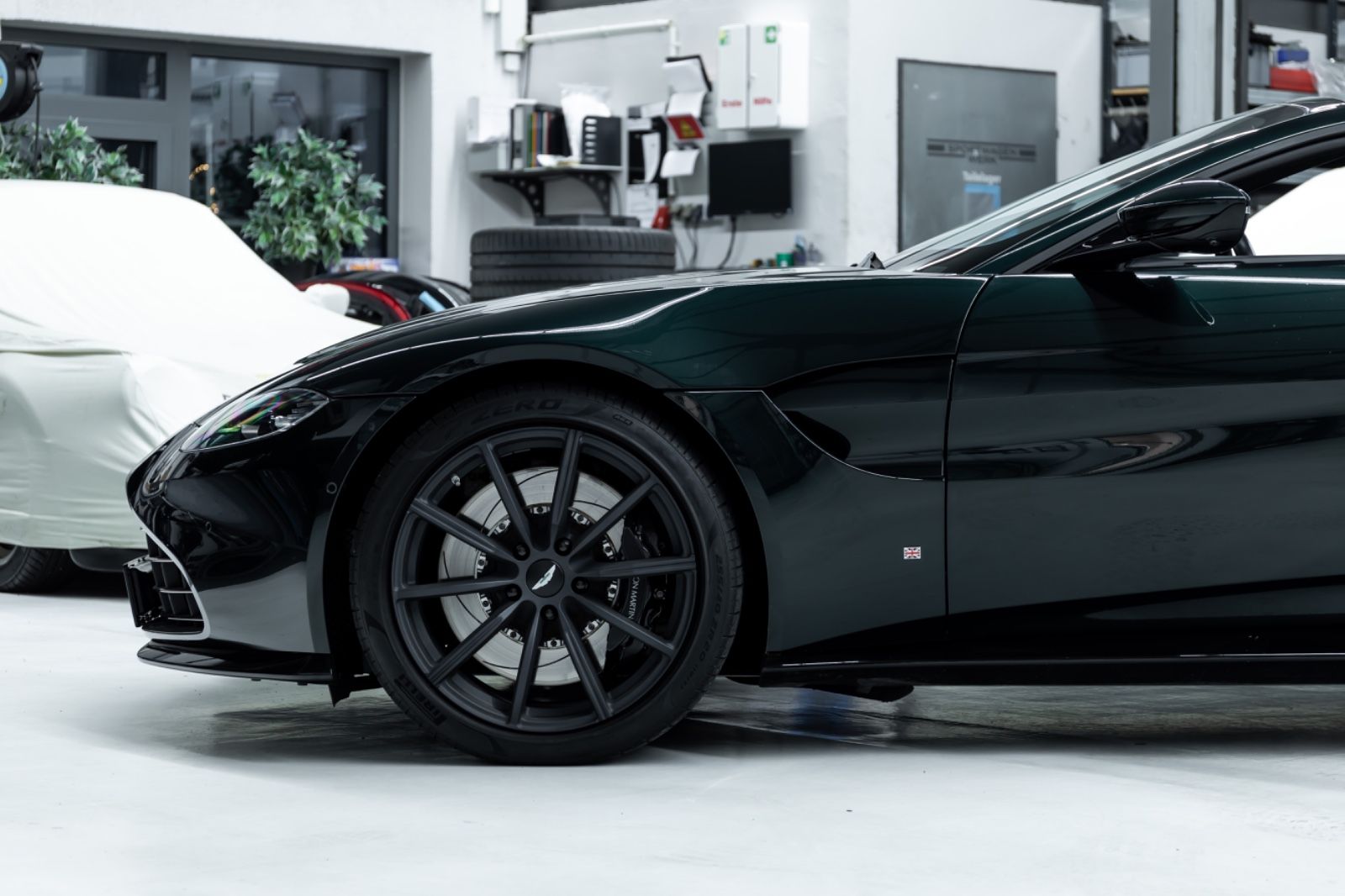 Fahrzeugabbildung Aston Martin V8 Vantage Roadster I B&0 I 360° I 1. Hd I BRD