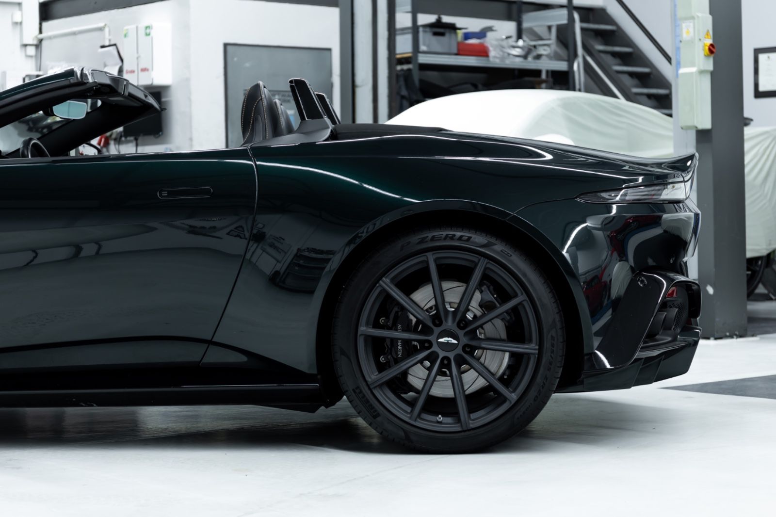 Fahrzeugabbildung Aston Martin V8 Vantage Roadster I B&0 I 360° I 1. Hd I BRD