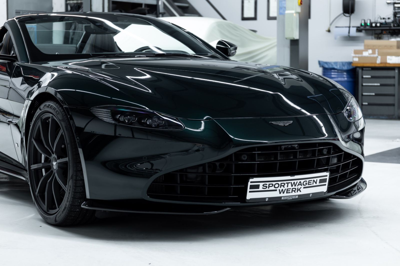 Fahrzeugabbildung Aston Martin V8 Vantage Roadster I B&0 I 360° I 1. Hd I BRD