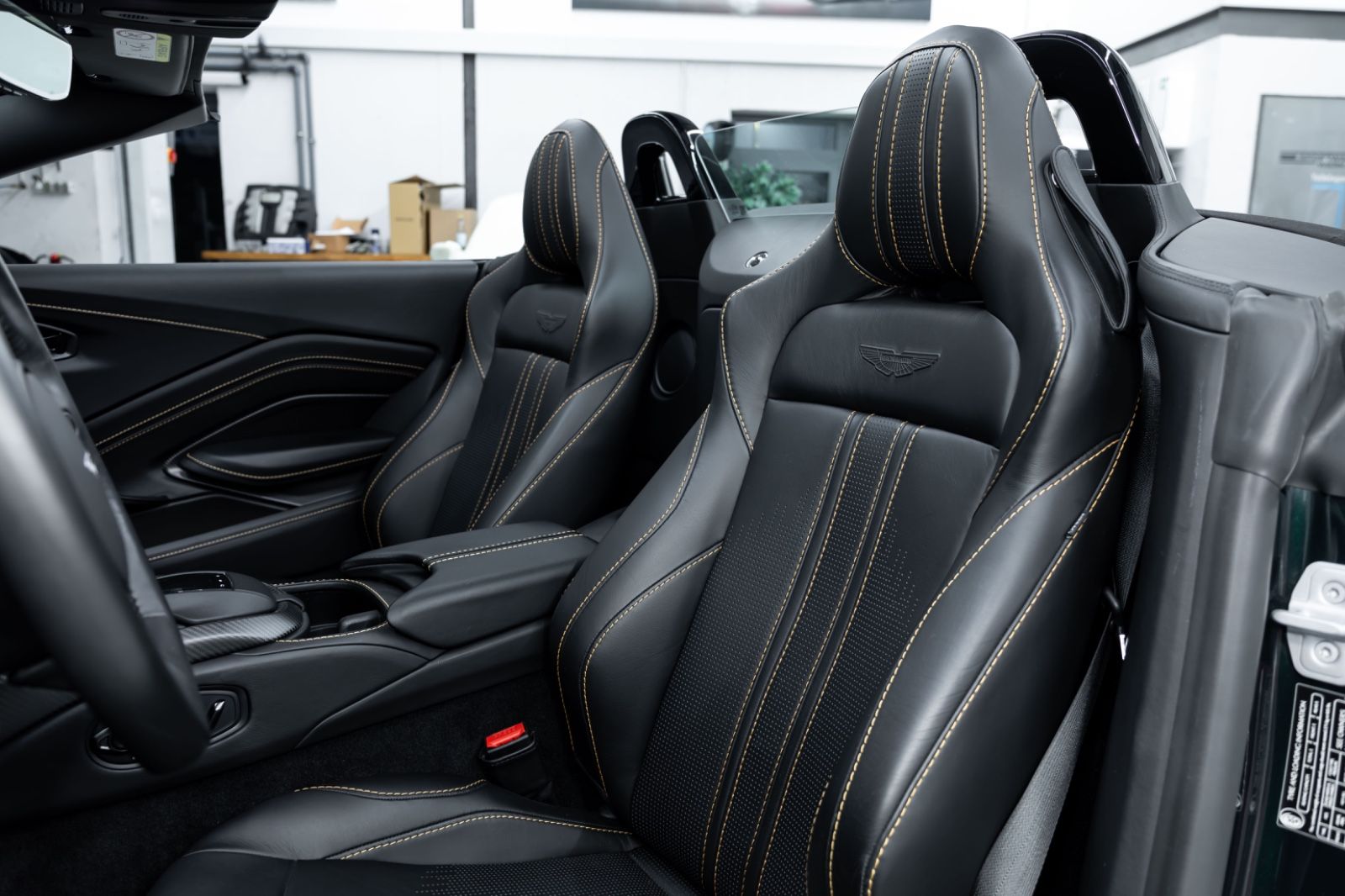 Fahrzeugabbildung Aston Martin V8 Vantage Roadster I B&0 I 360° I 1. Hd I BRD