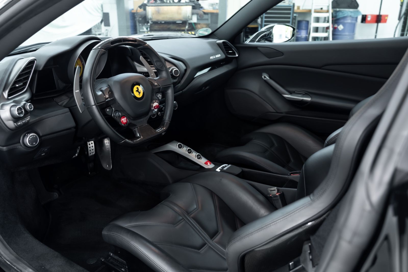 Fahrzeugabbildung Ferrari 488 GTB I Carbon I Racing Seats I 2. Hand I BRD