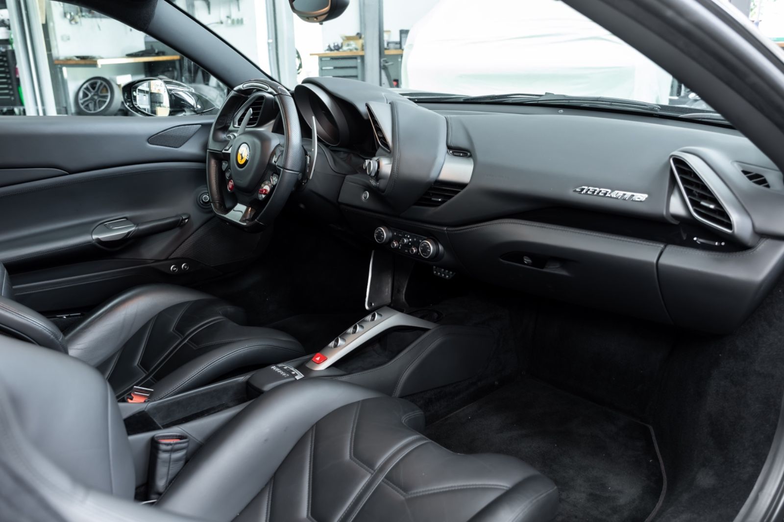 Fahrzeugabbildung Ferrari 488 GTB I Carbon I Racing Seats I 2. Hand I BRD