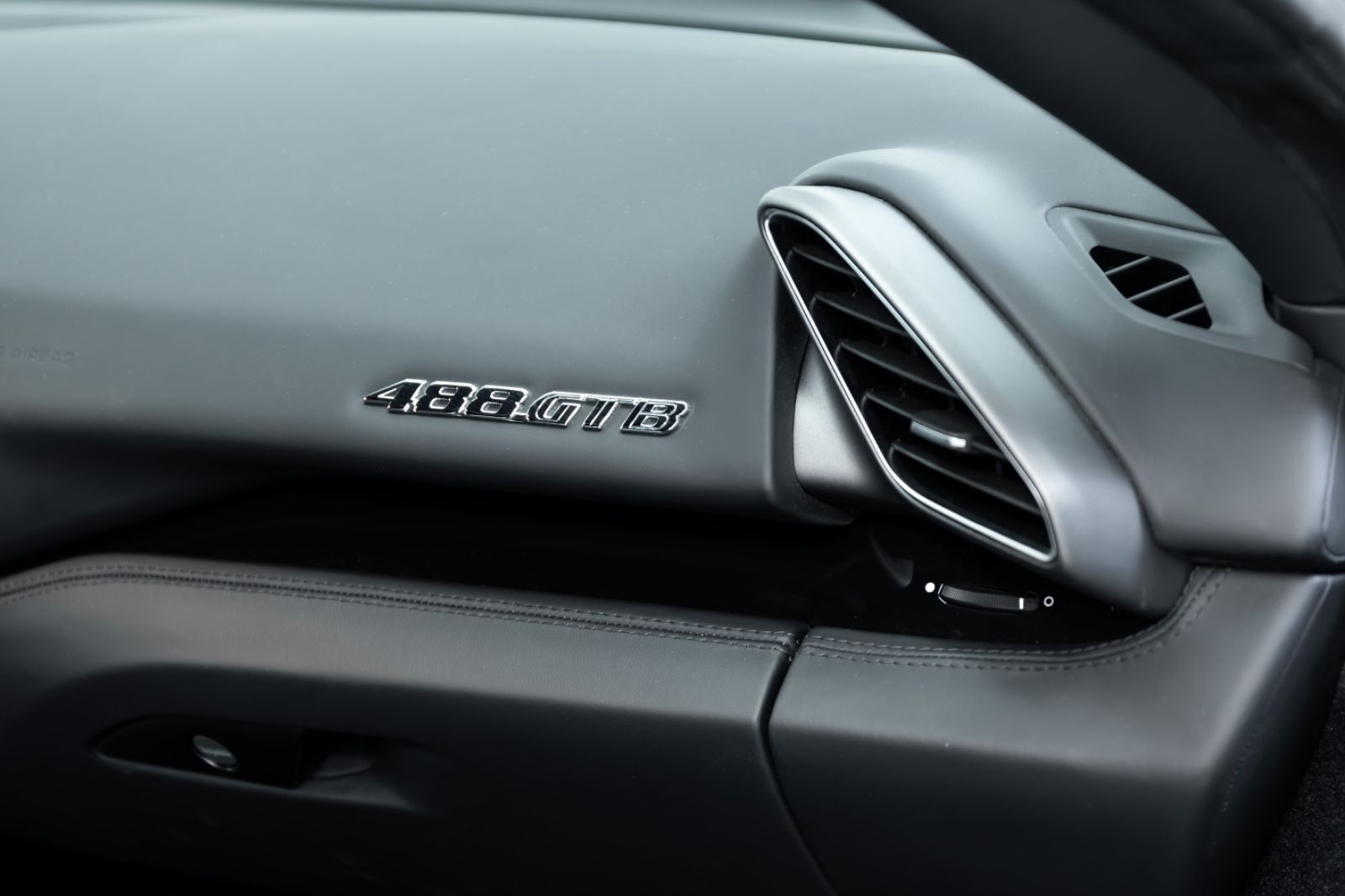 Fahrzeugabbildung Ferrari 488 GTB I Carbon I Racing Seats I 2. Hand I BRD