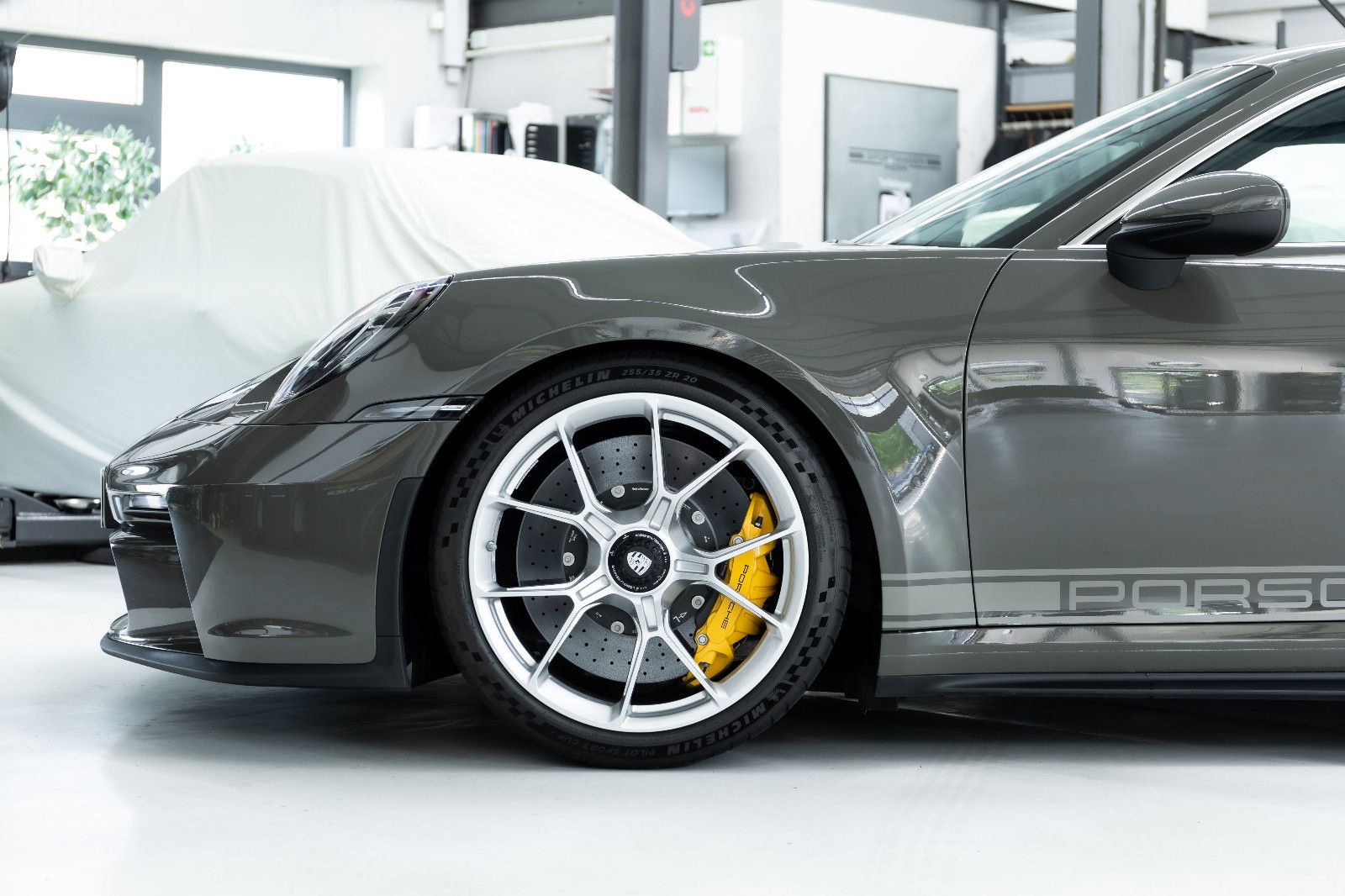 Fahrzeugabbildung Porsche 992 I 911 GT3 Touring I PDLS+ I Lift I Carbon