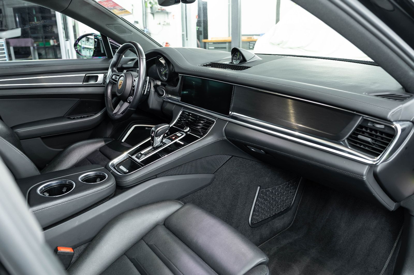 Fahrzeugabbildung Porsche Panamera Sport Turismo 4S E-Hybrid I Burmester