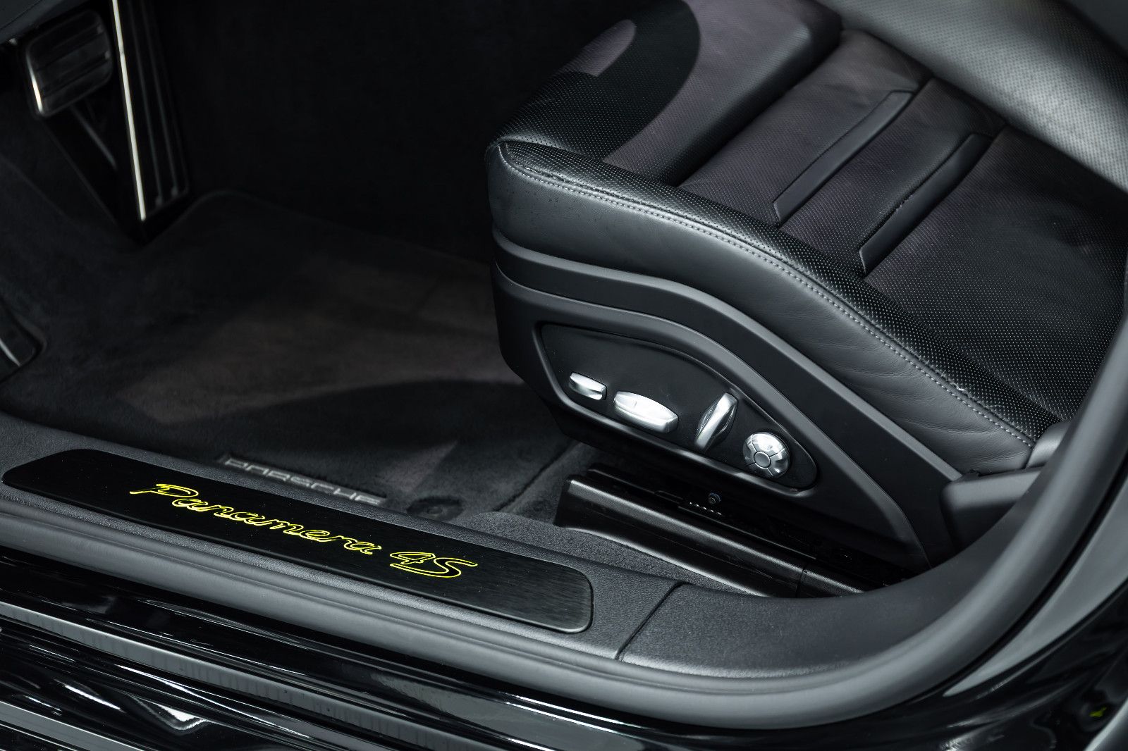 Fahrzeugabbildung Porsche Panamera Sport Turismo 4S E-Hybrid I Burmester