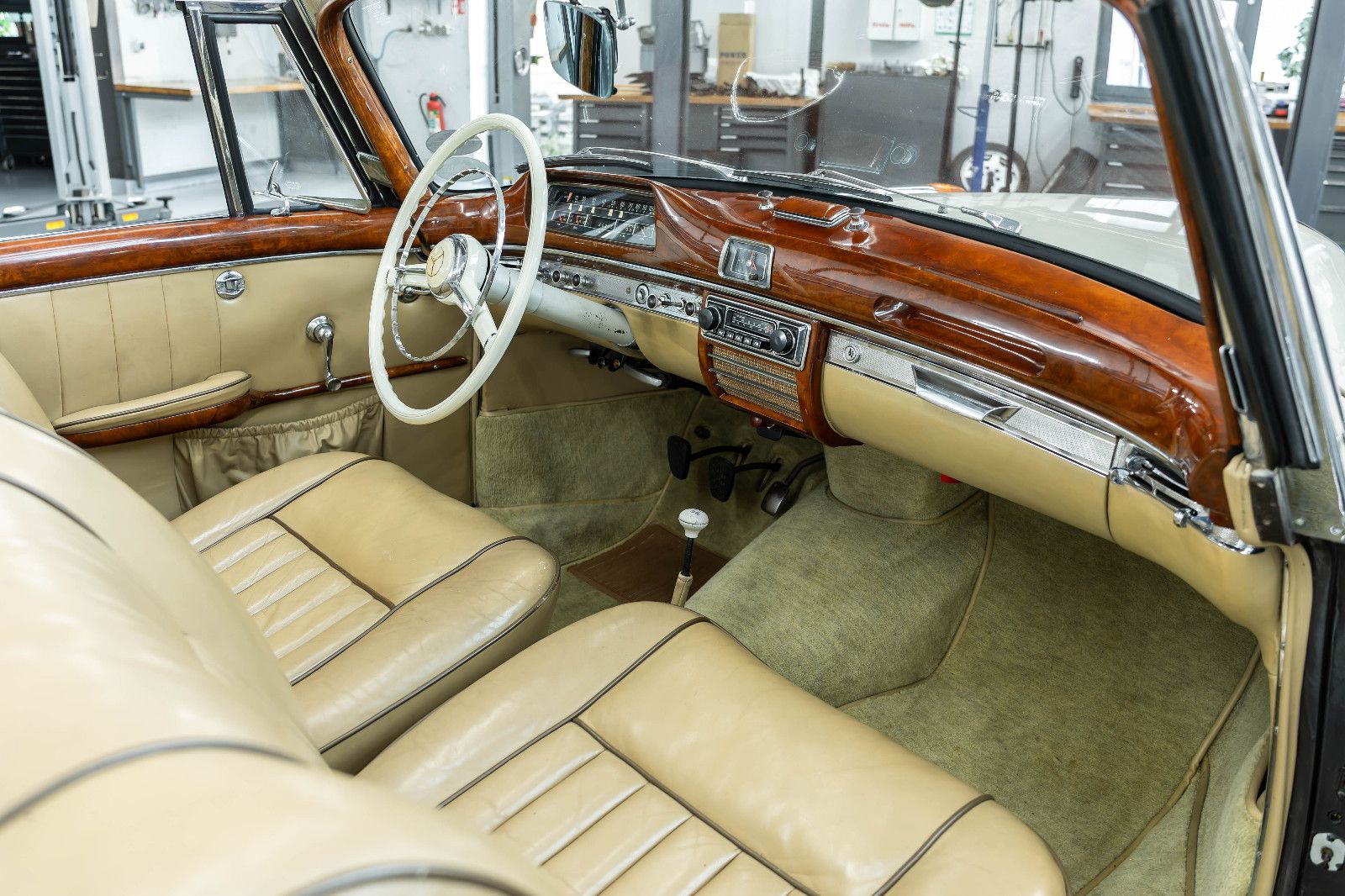 Fahrzeugabbildung Mercedes-Benz 220S Cabriolet I Top Zustand I Classic Data 2