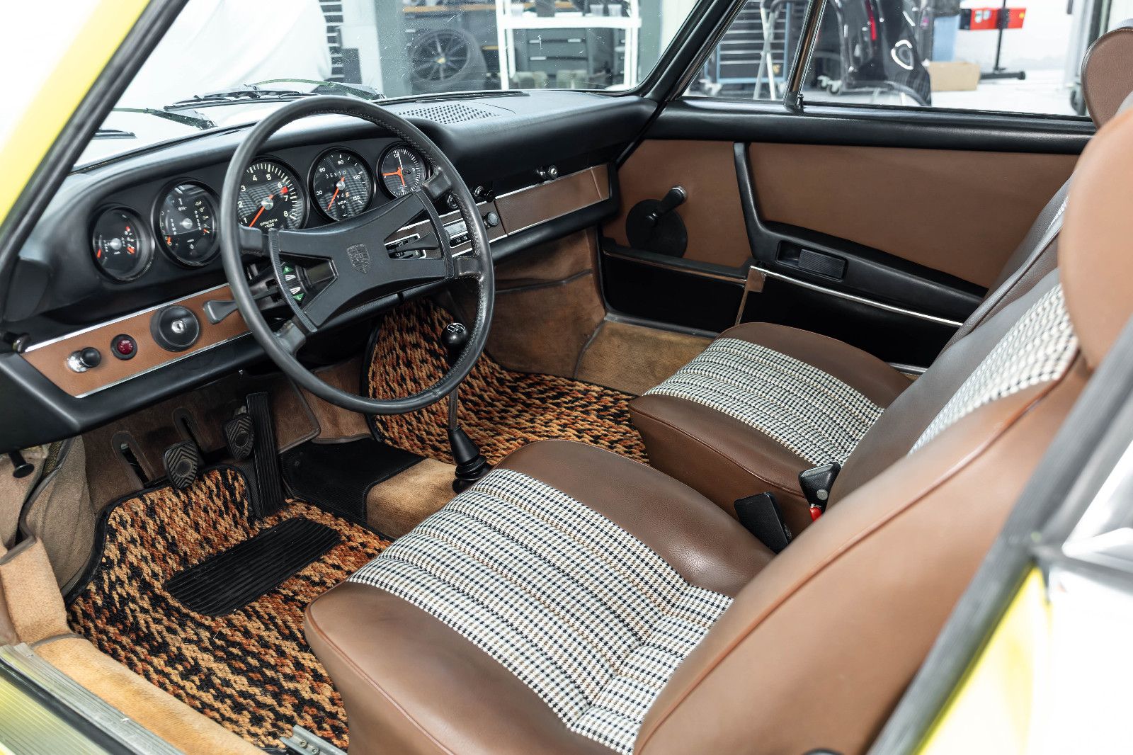 Fahrzeugabbildung Porsche 911 T 2,4 Ölklappe I Matching No. & Color