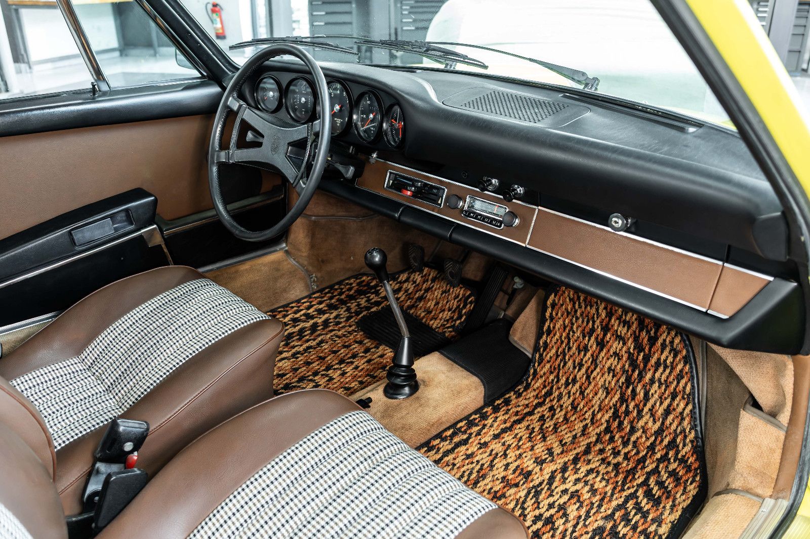 Fahrzeugabbildung Porsche 911 T 2,4 Ölklappe I Matching No. & Color