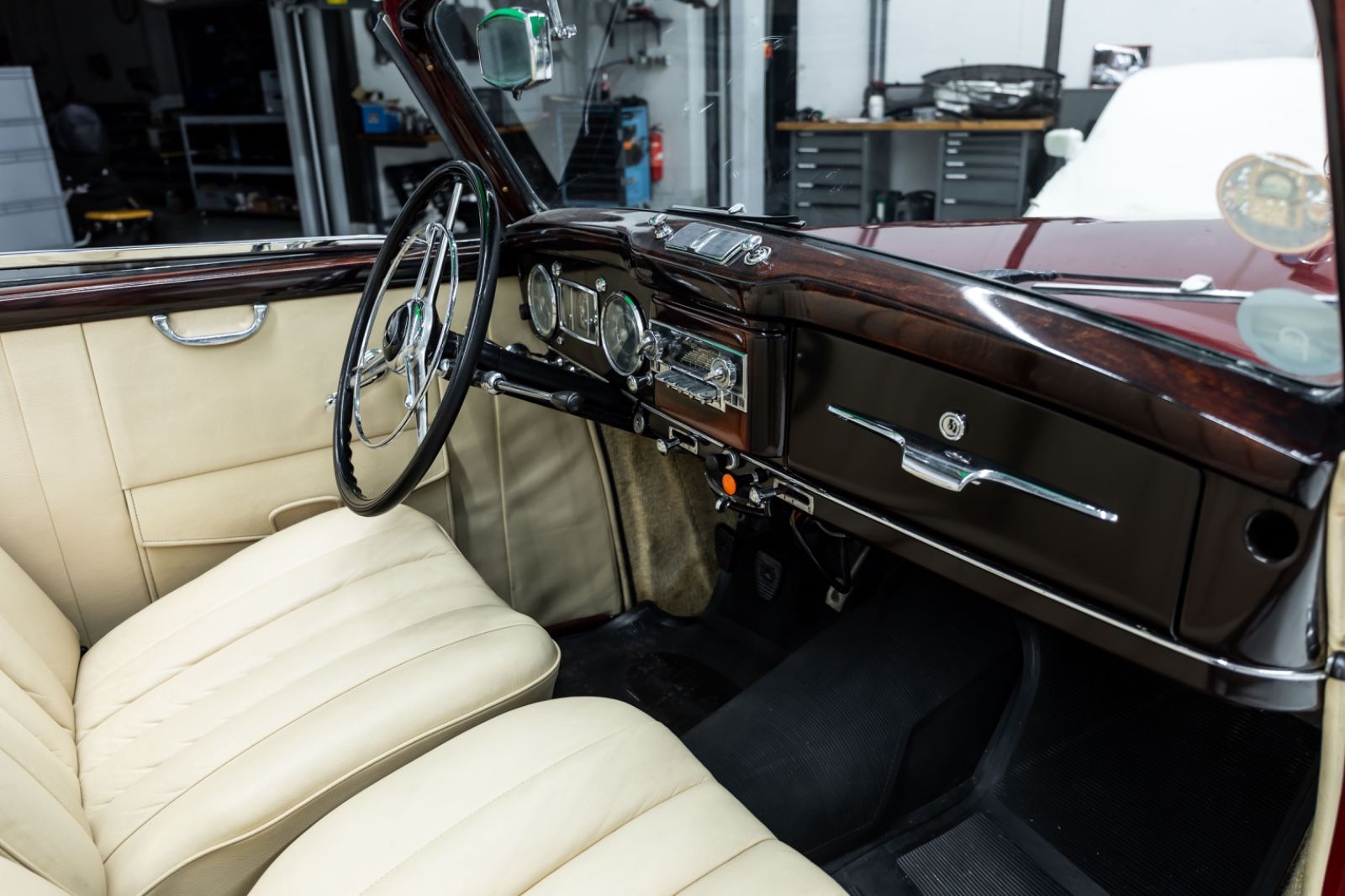 Fahrzeugabbildung Mercedes-Benz 220B Cabriolet W187 I Deutsches KFZ