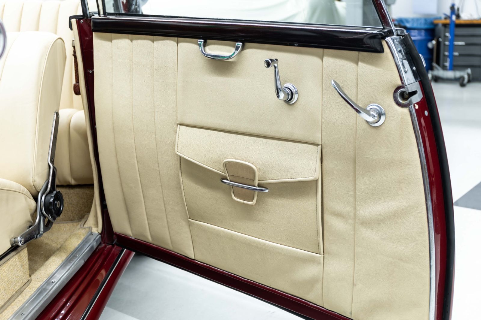 Fahrzeugabbildung Mercedes-Benz 220B Cabriolet W187 I Deutsches KFZ