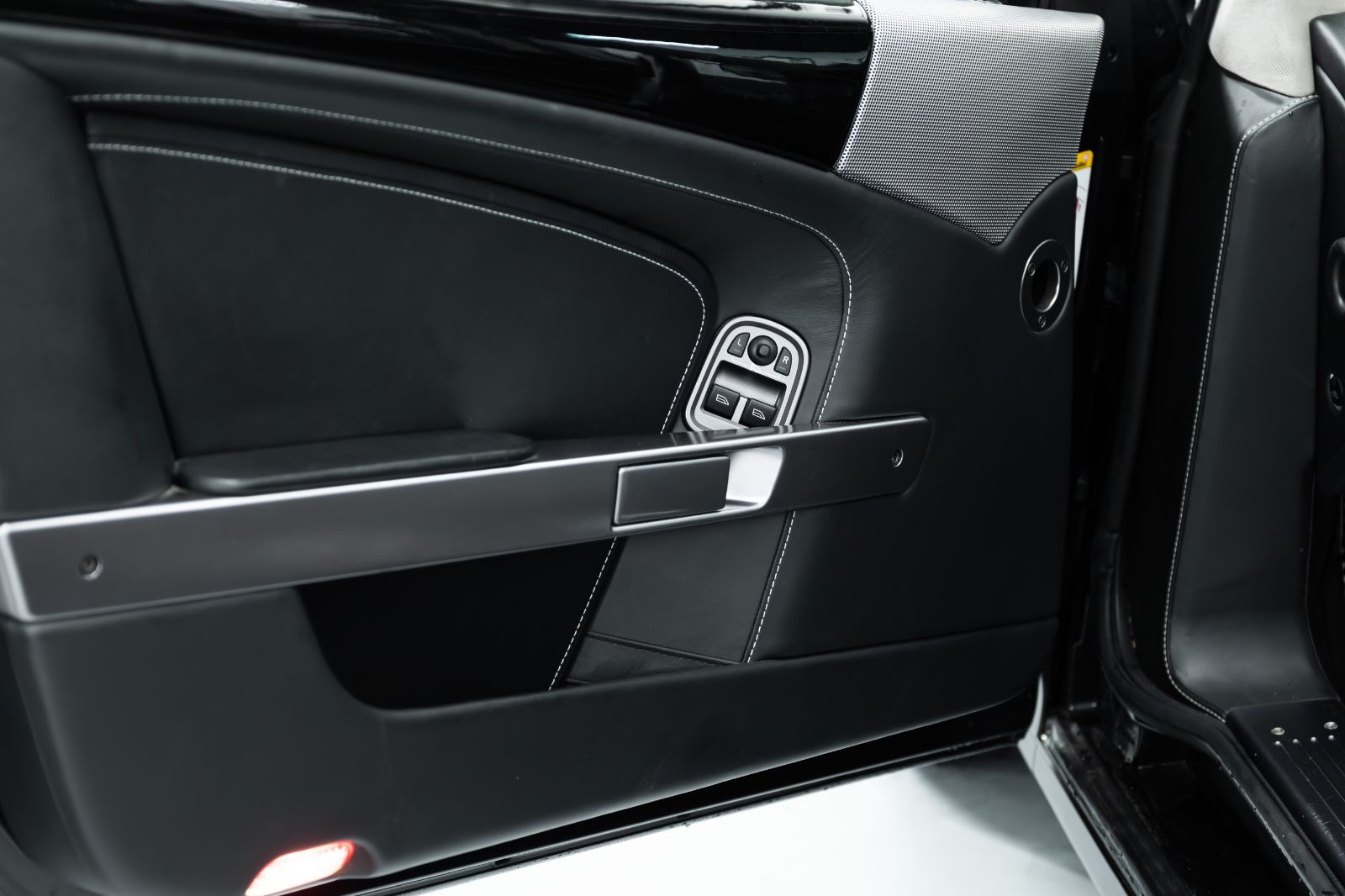 Fahrzeugabbildung Aston Martin DB9 Volante I 1. Hand  I Deutsches KFZ