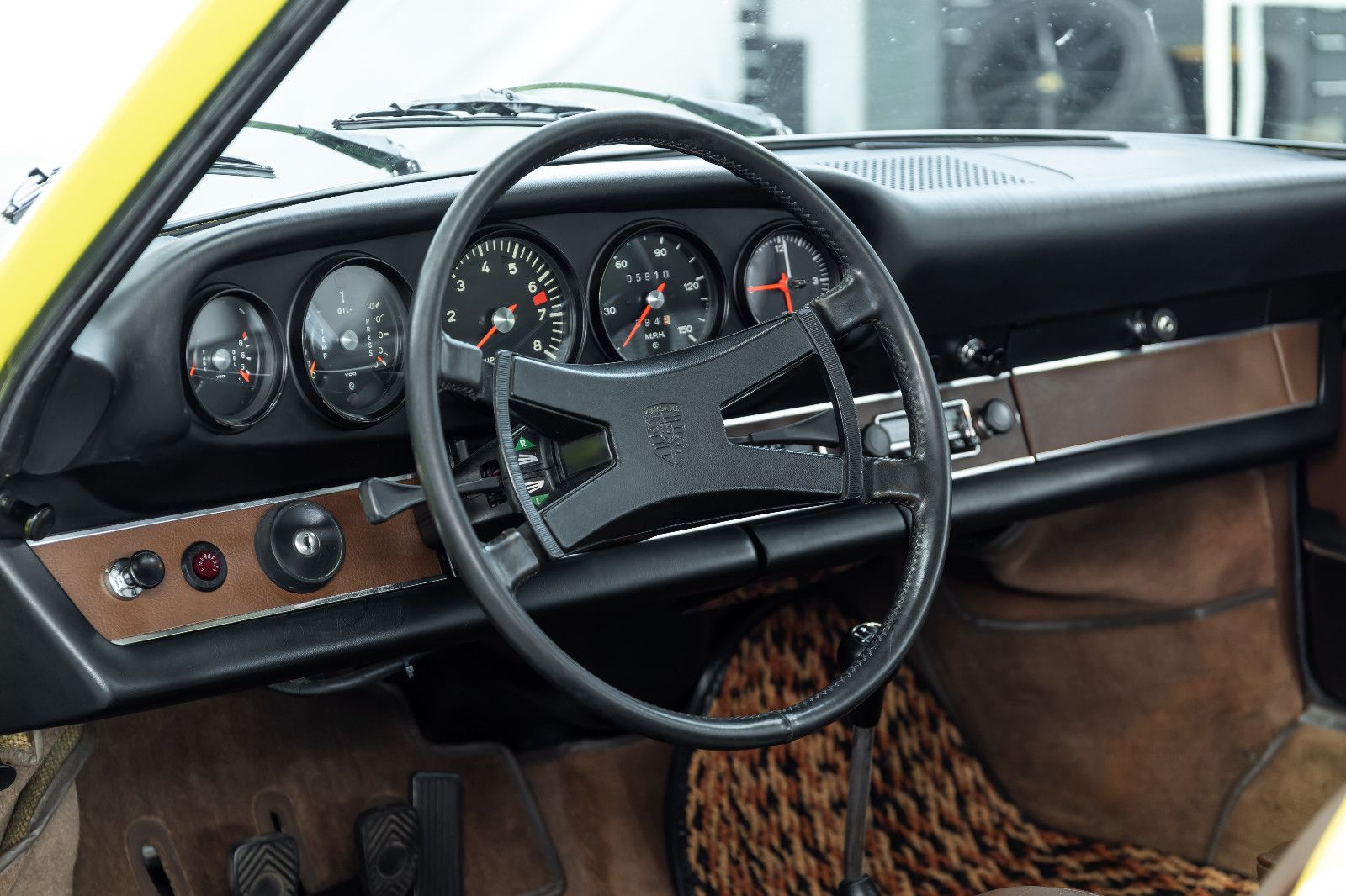 Fahrzeugabbildung Porsche 911 T 2,4 Ölklappe I Matching No. & Color