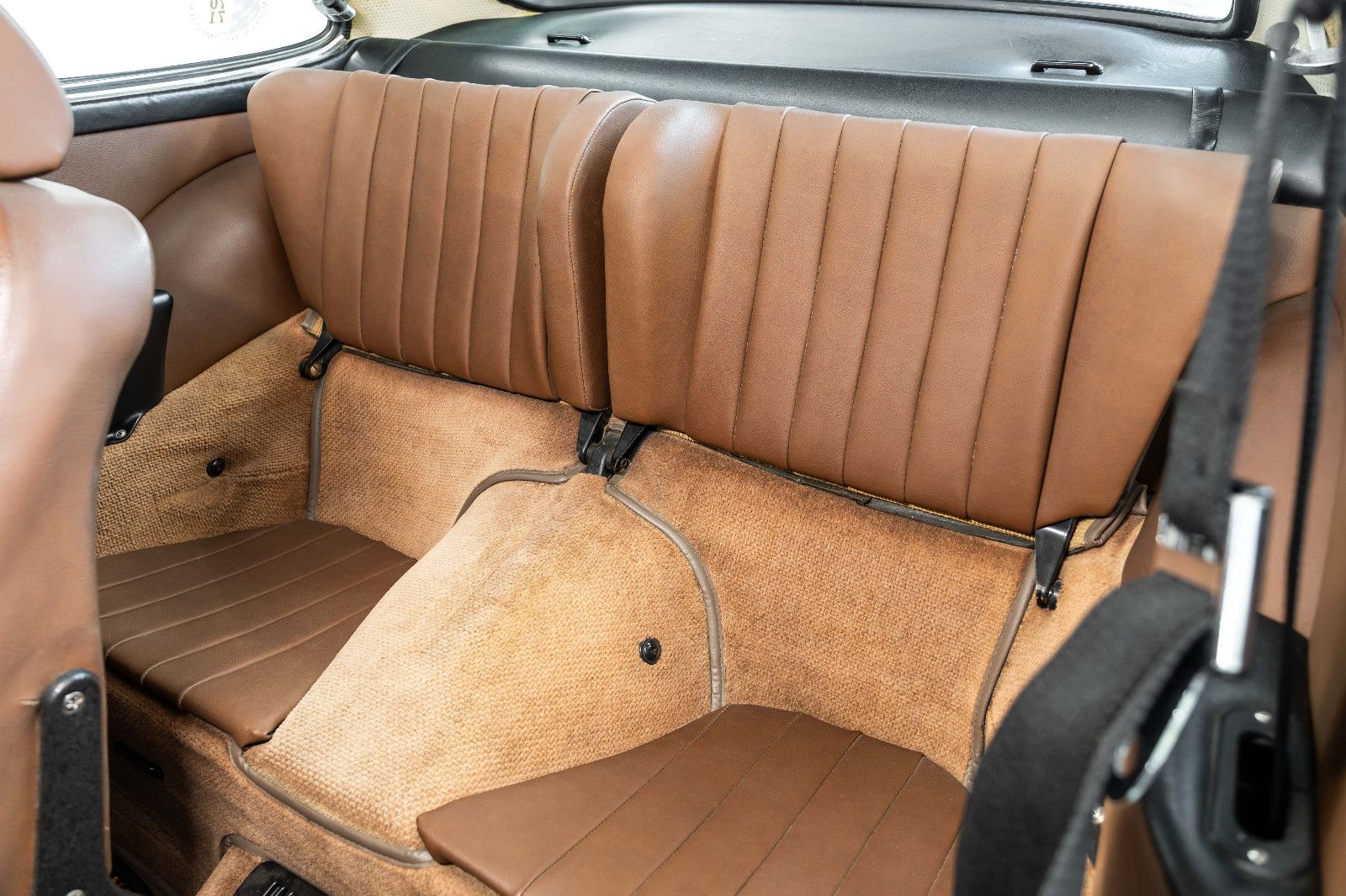 Fahrzeugabbildung Porsche 911 T 2,4 Ölklappe I Matching No. & Color