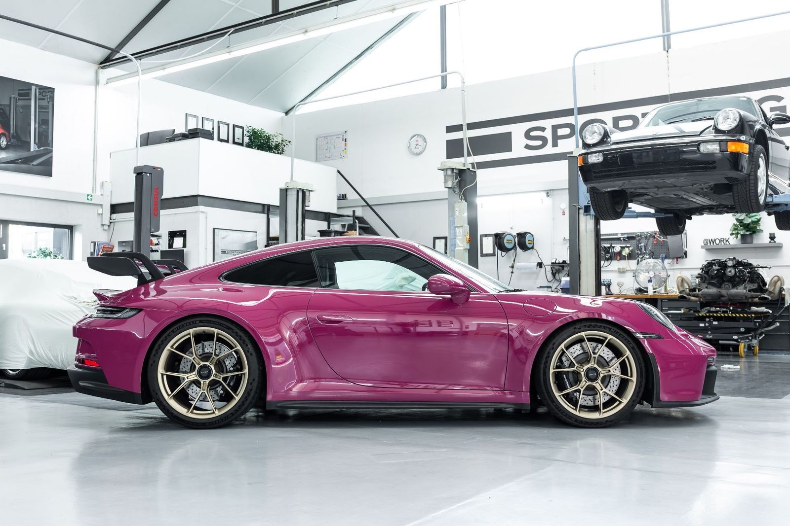 Fahrzeugabbildung Porsche 992 4.0 GT3 / Sternrubin Neo / 2.Hd