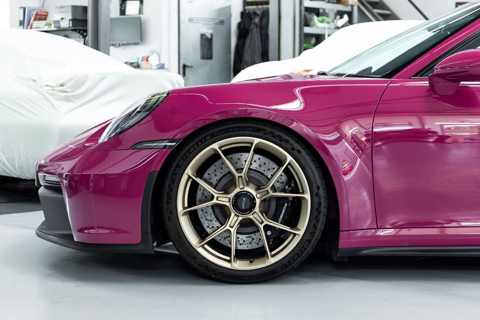 Fahrzeugabbildung Porsche 992 4.0 GT3 / Sternrubin Neo / 2.Hd