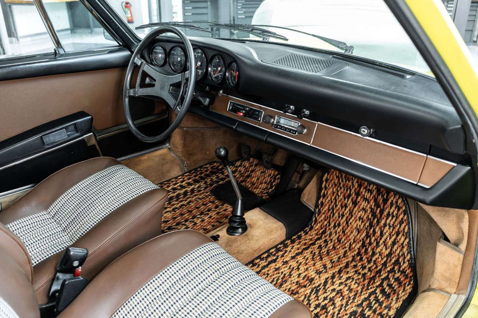 Fahrzeugabbildung Porsche 911 T 2,4 Ölklappe I Matching No. & Color