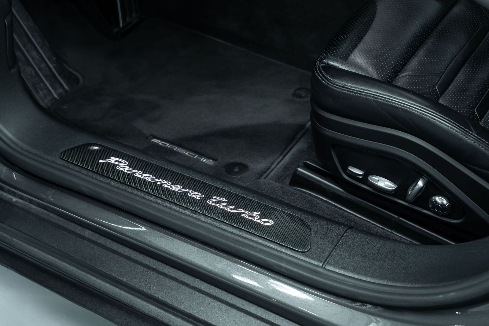 Fahrzeugabbildung Porsche Panamera Turbo Sport Turismo - Approved - PCCB