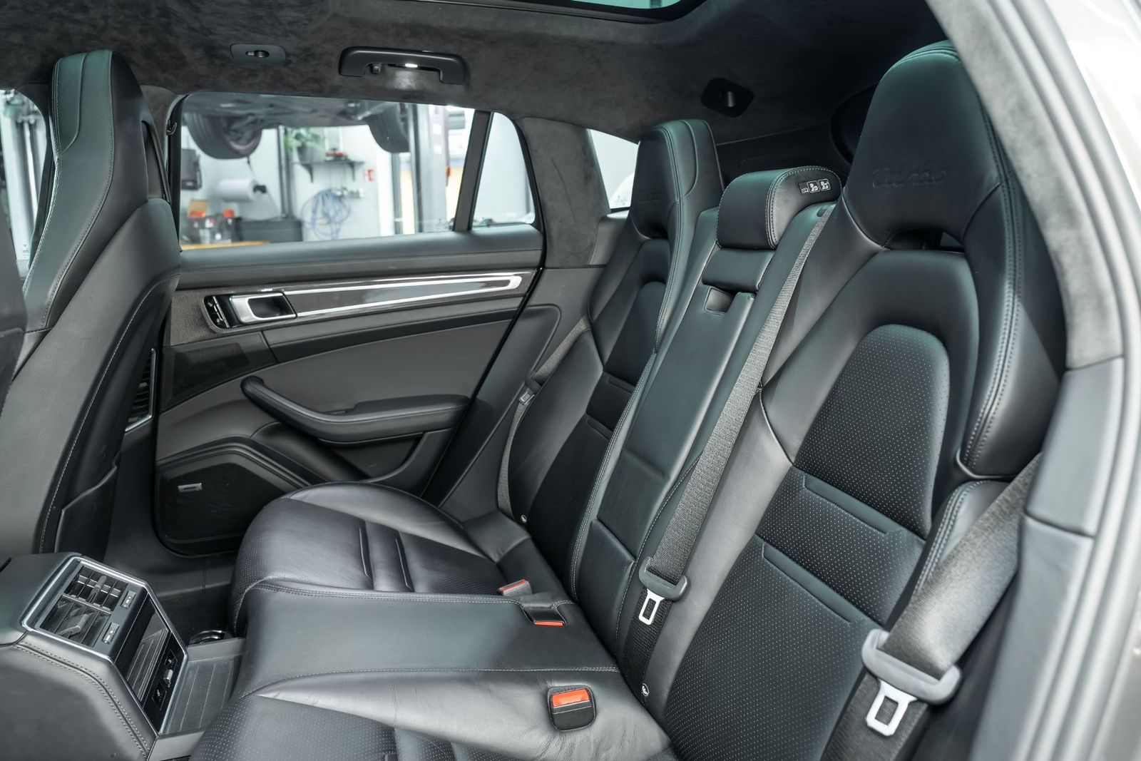 Fahrzeugabbildung Porsche Panamera Turbo Sport Turismo - Approved - PCCB