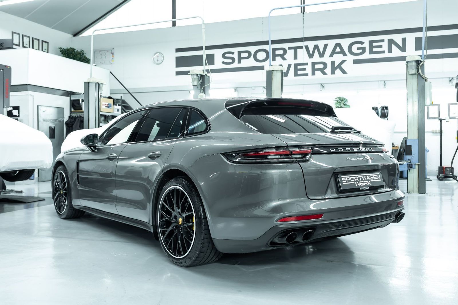 Fahrzeugabbildung Porsche Panamera Turbo Sport Turismo - Approved - PCCB